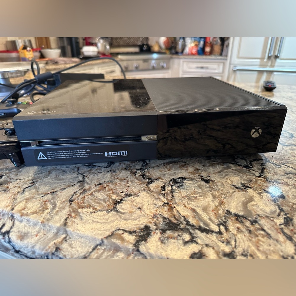 XBOX ONE SYSTEM CONSOLE MODEL 1540 WITH AC POWER CABLE ADAPTER